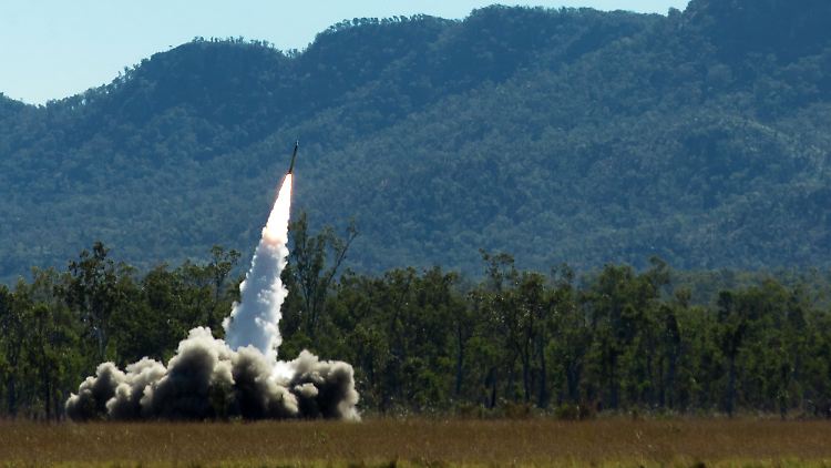 Eine von US-Marines zu Übungszwecken von einem M270-System abgefeuerte Rakete. Großbritannien hatte der Ukraine zuletzt solche Waffen zugesagt.