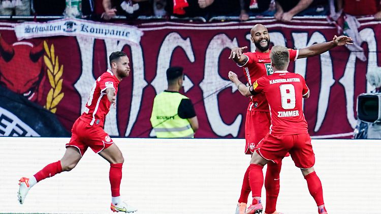 Mike Wunderlich (l.) jubelt mit Terrence Boyd (M.) und Jean Zimmer über sein Tor zum 1:0.