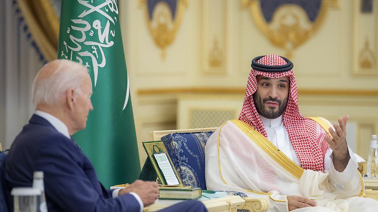 Mohammed bin Salman (r.) ist eigentlich Kronprinz, herrscht aber de facto über Saudi-Arabien.