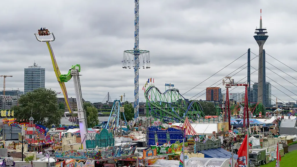 Ueber-300-Schausteller-sind-auf-den-Rheinwiesen-im-Stadtteil-Oberkassel-dabei