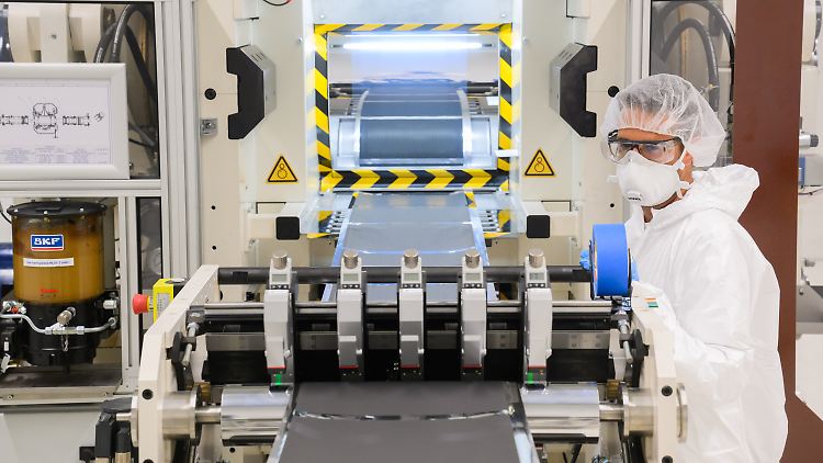 Boomende Batteriezellproduktion: Volkswagen baut für seine geplante Großserien-Fertigung konzerneigener Batteriezellen am Standort Salzgitter eine Batteriezellfabrik. 
