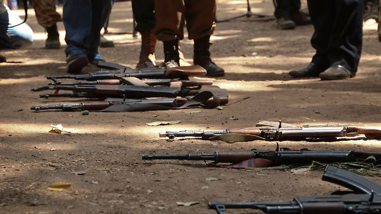 Gewehre liegen in Yambio auf dem Boden - der Bürgerkrieg im Südan wurde 2018 offiziell beendet.
