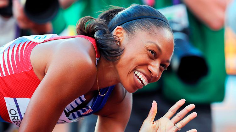 Allyson Felix schaut auf eine beeindruckende Karriere zurück und sieht dabei glücklich aus.