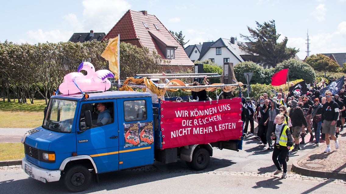 Teilnehmer einer Demonstration des Bündnisses "Wer hat, der gibt" ziehen durch Westerland.