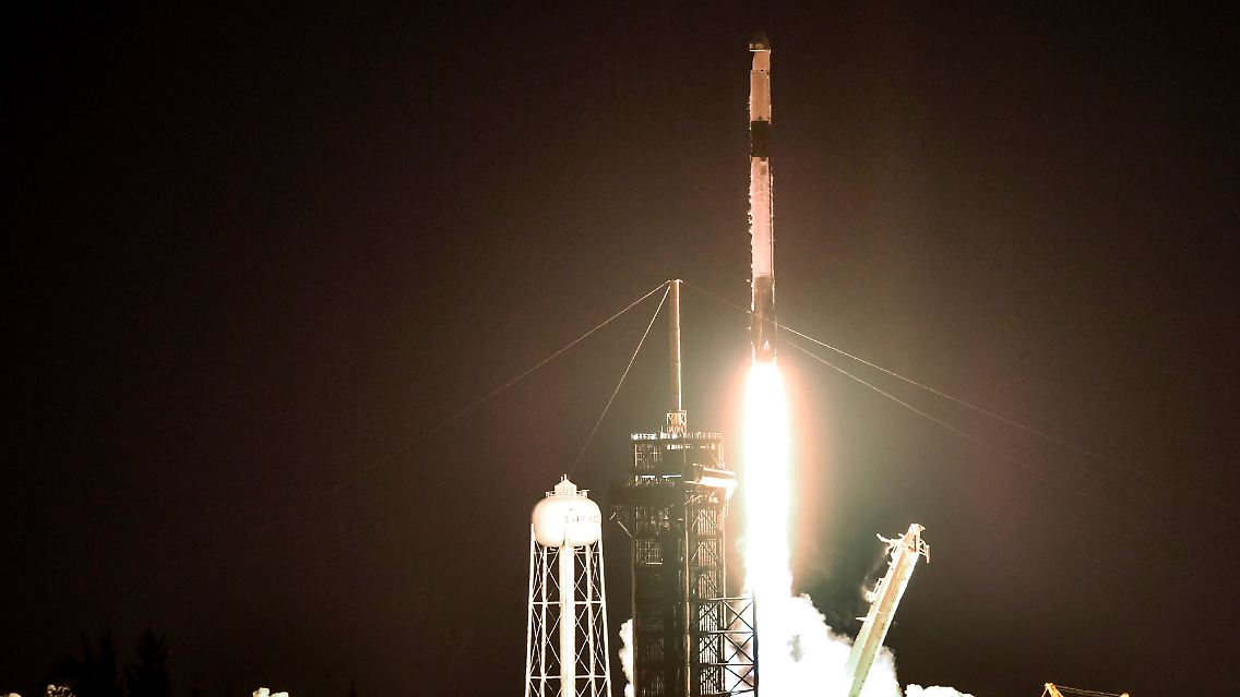 Eine SpaceX Falcon 9-Rakete hob am Donnerstag vom Kennedy Space Center in Florida ab. Die Dragon-Kapsel an der Spitze der Rakete ist mit Vorräten für die Internationale Raumstation gefüllt.
