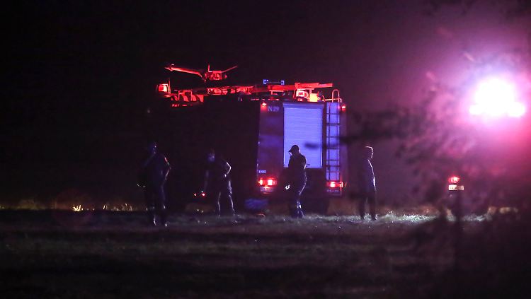 Feuerwehrleute berichten über beißende Dämpfe rund um die Absturzstelle. Fotos gibt es nur wenige, Anwohner und Journalisten wurden weggeschickt.