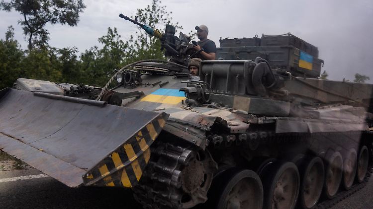 Ein ukrainischer Panzer bahnt sich den Weg durch Stupotschky in der Region Donezk. 