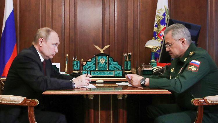 Russlands Verteidigungsminister Schoigu berichtet Anfang Juli an Präsident Putin. Verhandlungen mit dem Kreml müssten jedoch nicht auf oberster Ebene und offiziell  starten, sondern vertraulich, in sogenannten Back Channels, sagt Experte Richter.  