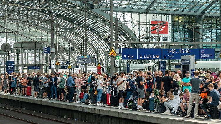 Dichtes Gedränge - so wie hier am Berliner Hauptbahnhof - ist an Deutschlands Bahnhöfen momentan keine Seltenheit.