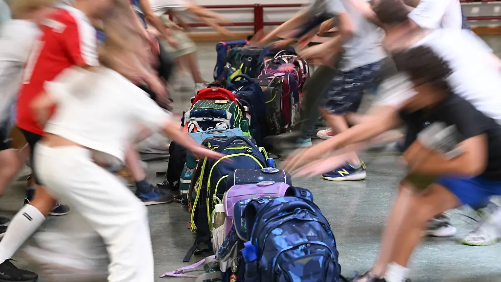 Nix-wie-weg-Fuer-rund-850-000-Schuelerinnen-und-Schueler-in-Hessen-beginnen-die-Sommerferien