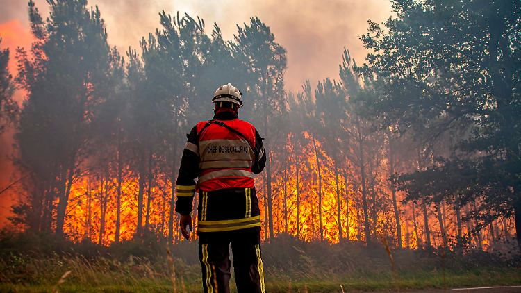 Dieses von der Feuerwehr der Region Gironde zur Verfügung gestellte Foto zeigt einen Feuerwehrmann Bei Löscharbeiten vor einem brennenden Waldgebiet im Südwesten Frankreichs.