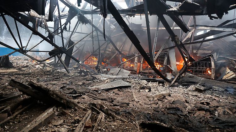 Dieses von der russischen Staatsagentur Tass zur Verfügung gestellte Foto soll zerstörte Gebäude nach Kämpfen in der Region Donezk zeigen.