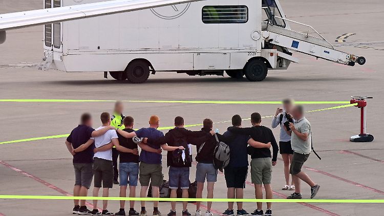 Zurück in Deutschland: die acht letzten Kegelbrüder.