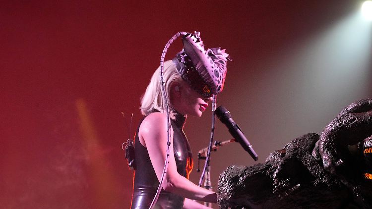 Düster, aber happy: Lady Gaga in Düsseldorf.