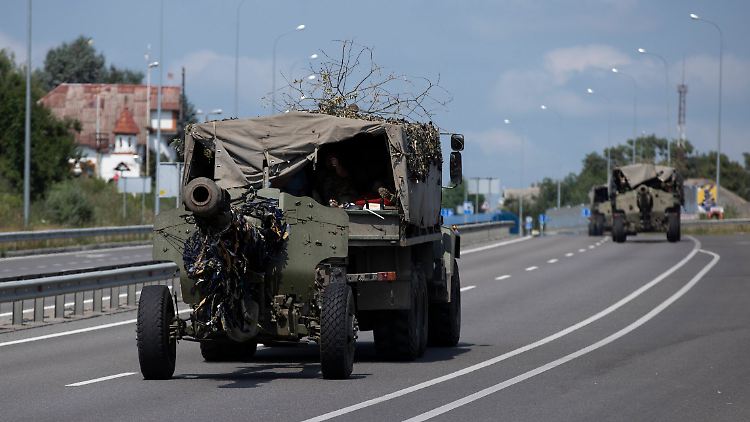 Die EU hatte zuletzt Artilleriegeschütze und Panzerfahrzeuge als weitere Waffenlieferungen für die Ukraine in Aussicht gestellt.