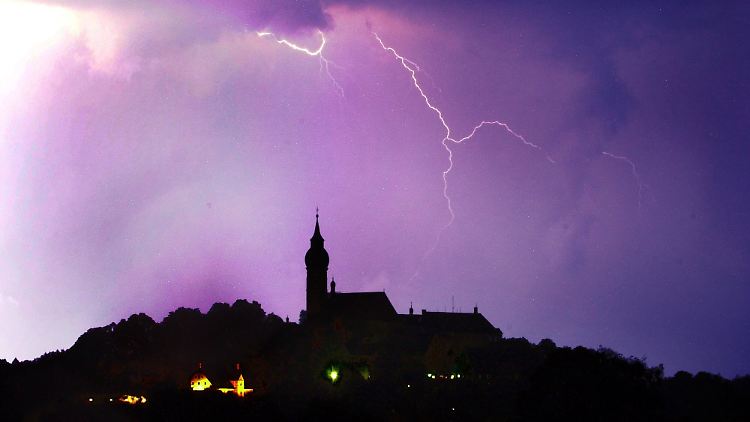 3714 Blitze schlagen 2021 im Landkreis Starnberg ein.