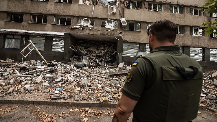 Ein ukrainischer Soldat vor einem zerstörten Gebäude in der Stadt Mykolajiw. Das Foto entstand am vergangenen Sonntag.