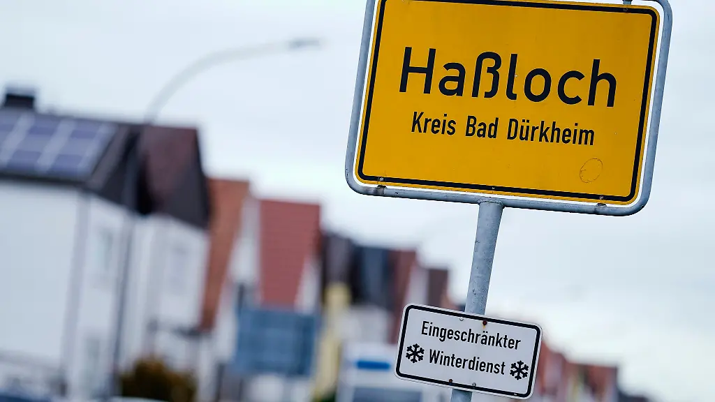 Die-Feuerwehr-musste-in-der-Nacht-zur-Pferderennbahn-ausruecken-Archivbild