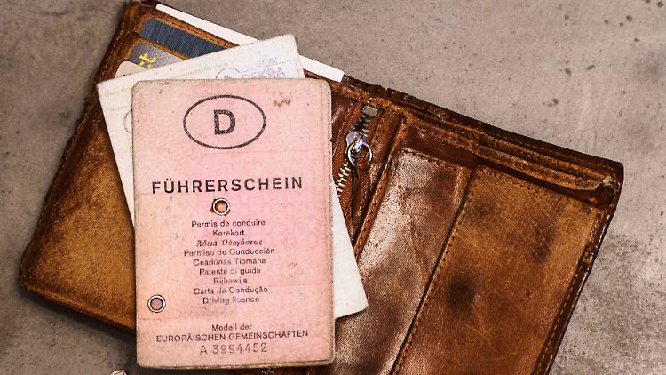 Der alte Lappen muss weg: Bis 2033 müssen bundesweit Millionen von Führerscheinen umgetauscht werden.