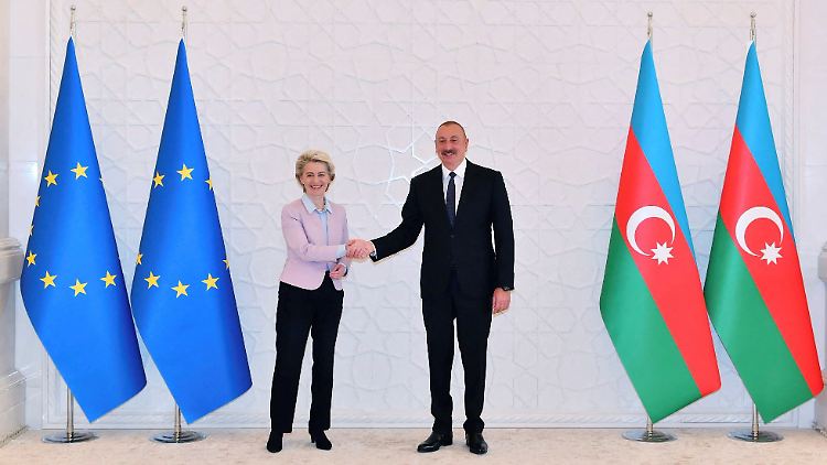 EU-Kommissionspräsidentin Ursula von der Leyen und Aserbaidschans Präsident Ilham Aliyev.