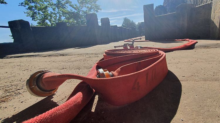 Ein Feuerwehrschlauch liegt auf der Bastei - die Löscharbeiten gestalten sich allerdings als schwierig.