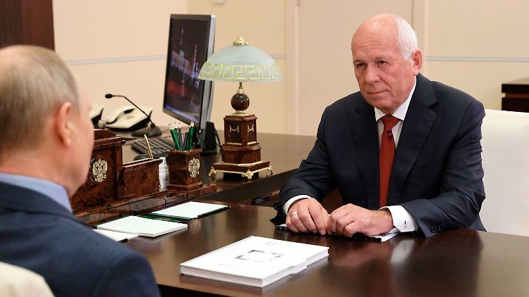 Wladimir Putin (links) vermeidet Kritik an engen Vertrauten, wie Rostech-Chef Sergej Tschemesow - normalerweise.