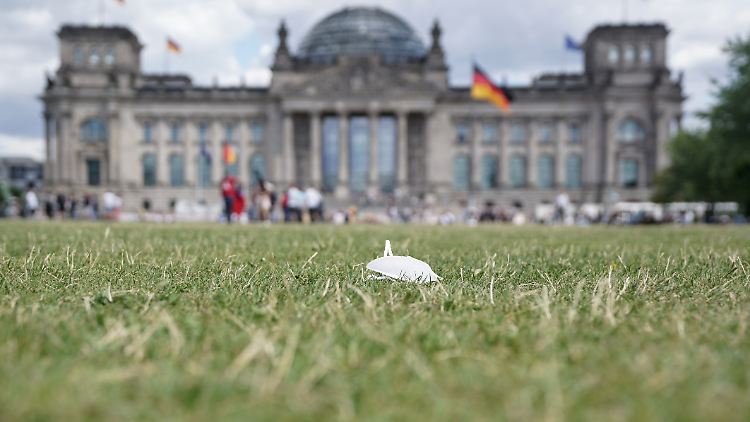 Das Gesundheitsministerium rechnet angesichts der ansteckenderen Virusvariante BA.5 nach dem Sommer mit einer "prekären Situation", wie es aus Kreisen des Ressorts hieß.