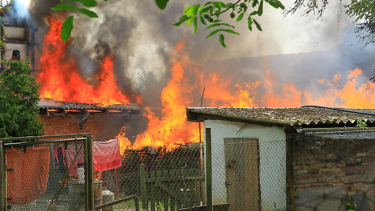 Ein Haus und Nebengebäude stehen bei dem Brand in Thüringen in Flammen.