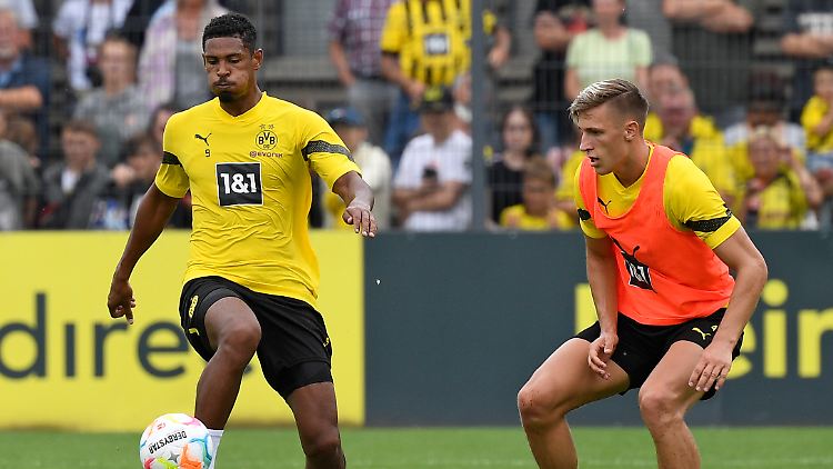 Sébastien Haller mit Nico Schlotterbeck beim öffentlichen Training in Dortmund Mitte Juli. 
