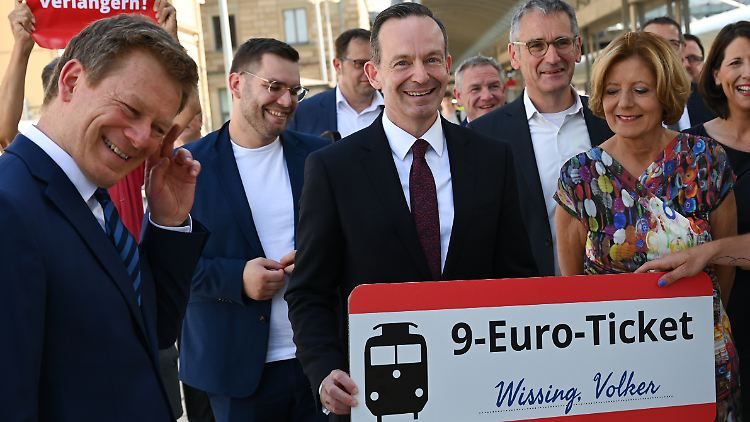 Am Rande der Zugtaufe des 100. ICE 4 der Deutschen Bahn in Mainz bekam Bundesverkehrsminister Volker Wissing am 18. Juli ein 9-Euro-Ticket, das ihm von einem Umweltaktivisten überreicht wurde. Das Erfolgsmodell des günstigen Tickets kann er sich durchaus vorstellen fortzuführen.
