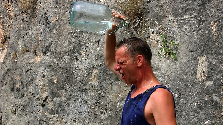 Ab und an ein erfrischender Wasserguss kann bei großer Hitze helfen - aber besser nicht zu kalt duschen, sonst schwitzt man zu sehr nach.