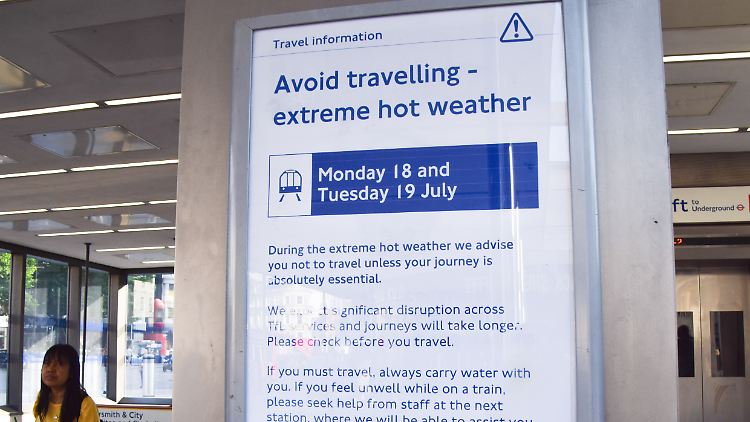 Ein Schild vor der Londoner U-Bahn-Station King's Cross St. Pancras warnt vor der enormen Hitze.