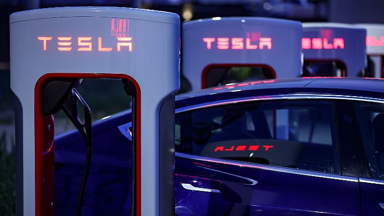 Die Verbraucherschützer vermuten Lücken im Zulassungsverfahren für einzelne Tesla-Funktionen.