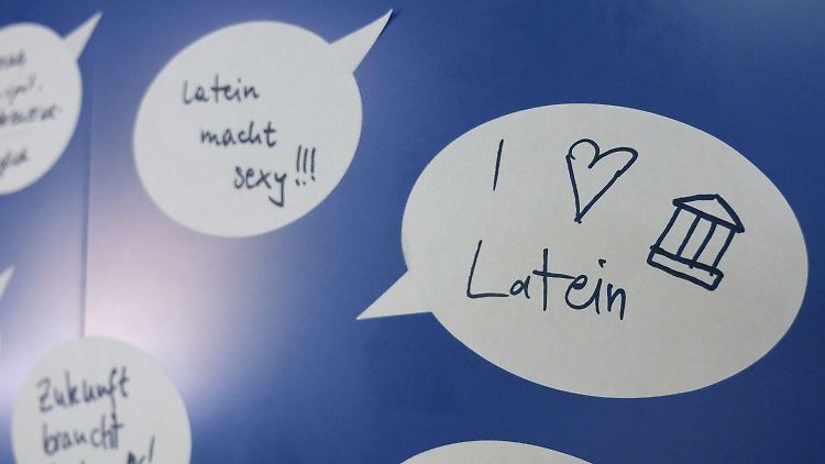 Im LWL-Landesmuseum schreiben Besucher der Ausstellung "Latein. Tot oder lebendig?" in Sprechblasen auf eine Tafel, was sie vom Lateinischen halten.