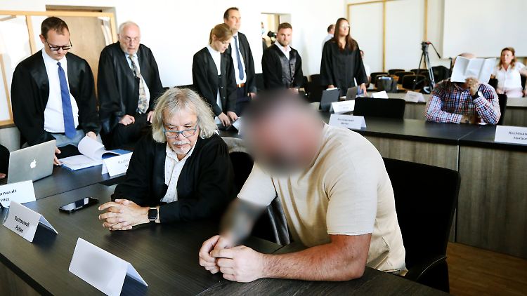 Einer der Angeklagten vor dem Duisburger Landgericht.