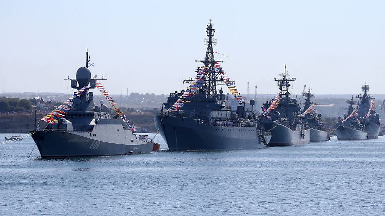 Kriegsschiffe der russischen Schwarzmeerflotte bei einer Parade.