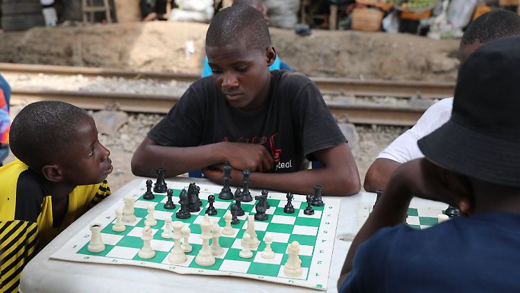 Der 15-jährige Junior Monday spielt bei einem Treffen der Organisation "Chess in Slums" eine Partie Schach.
