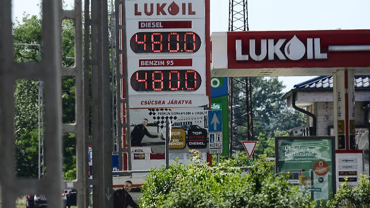 Anders als in Deutschland gibt es auf den Preistafeln ungarischer Tankstellen seit vergangenem Herbst keine Bewegung. Die Regierung hat den Preis festgelegt. Nur die Spritmenge, die man kaufen kann, wird immer weniger.