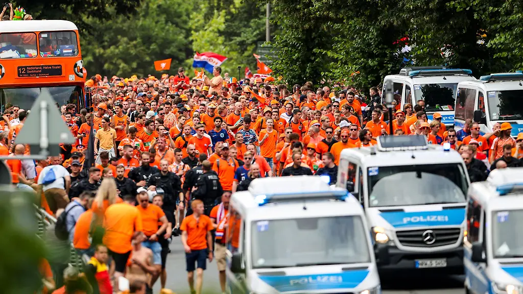 Auch-beim-Fanwalk-mit-100-000-Niederlaendern-sorgte-die-Polizei-fuer-Sicherheit