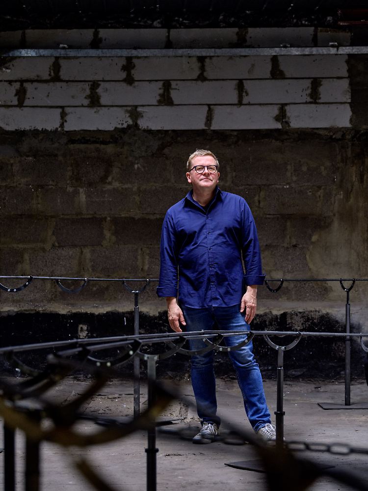 Christian Mosar und die Kugelbahn, die Jeppe Hein für die besondere Architektur der Koschthal erweitert hat.