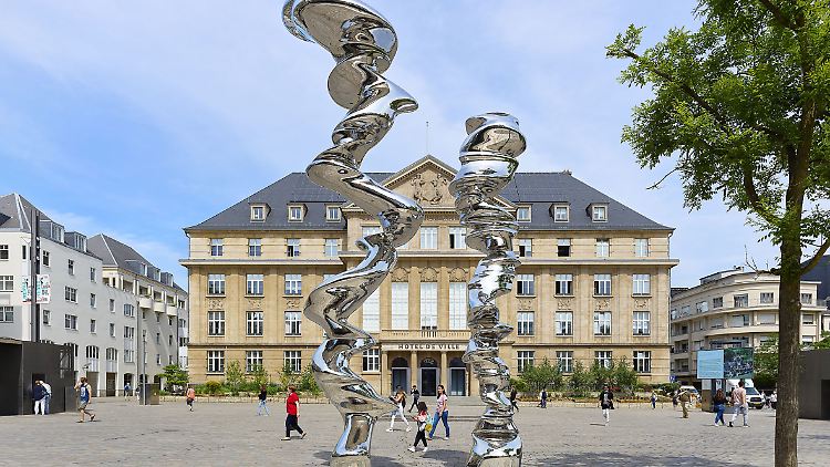Esch-sur-Alzette wandelt sich von der Stahl- zur Kunststadt. Tony Craggs Stahlskulpturen überstrahlen das Rathaus.