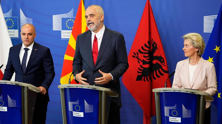 Der nordmazedonische Regierungschef Dimitar Kovacevski sagte, ein drei Jahrzehnte währender Traum seines Landes sei nun in Reichweite. 