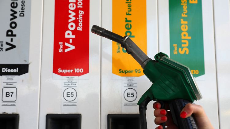 "Pendler von Mondpreisen an der Tankstelle zu entlasten, ist richtig", erklärte der finanzpolitische Sprecher der Linksfraktion, Christian Görke.