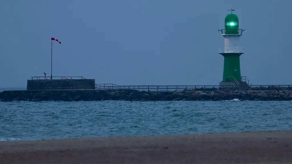 Eine-Faehre-ist-vor-Warnemuende-manoevrierunfaehig