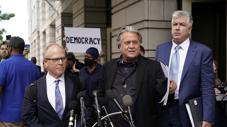 Bannon beim Prozessbeginn am Montag - sein Auftreten wurde von Protesten begleitet.