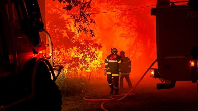 Feuerwehrleute bei der Bekämpfung eines Waldbrandes in der Nähe von Landiras im Südwesten Frankreichs.