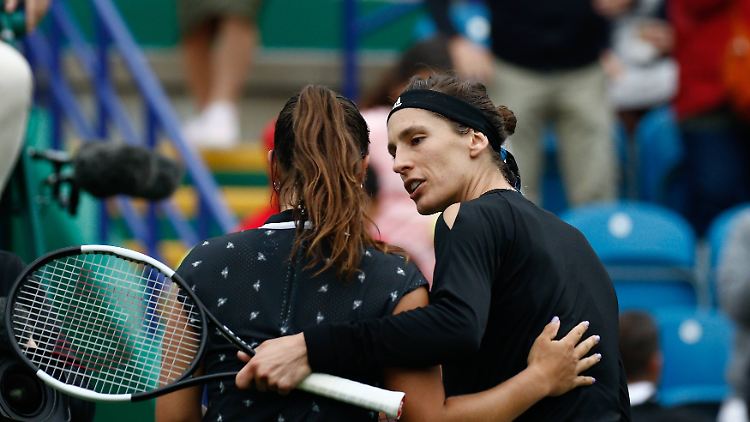 Auf dem Platz wie neben dem Platz: Petkovic spricht Kassatkina Mut zu.