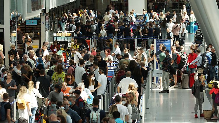 Der Urlaub startet für viele Reisende derzeit mit einer Geduldsprobe an der Gepäckabgabe.