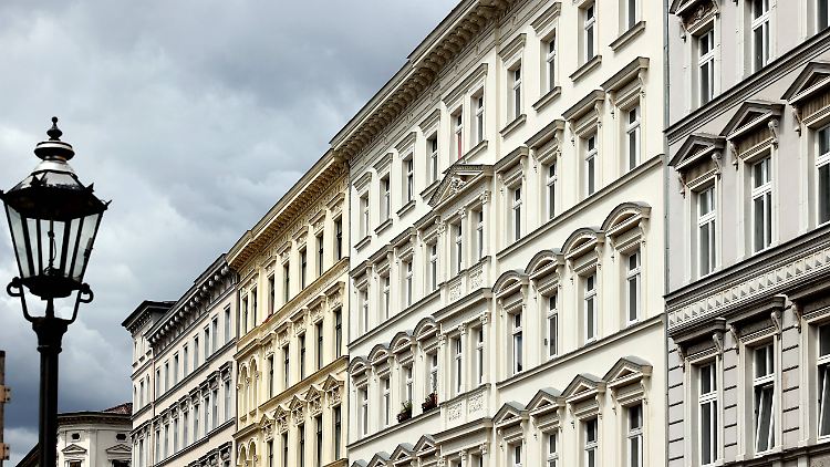 Der Umgang mit einer Mietkaution ist gesetzlich geregelt. Der Vermieter muss nicht nur Gewinne auszahlen, er kann auch verlangen, dass der Mieter Geld nachschießt.