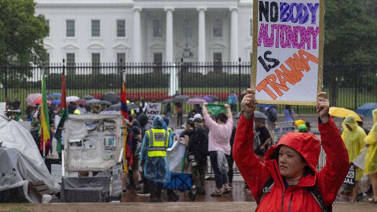 Wie hier in Washington am 7. Juli gibt es seit Wochen Demos in den USA  gegen das Urteil zum Abtreibungsrecht.